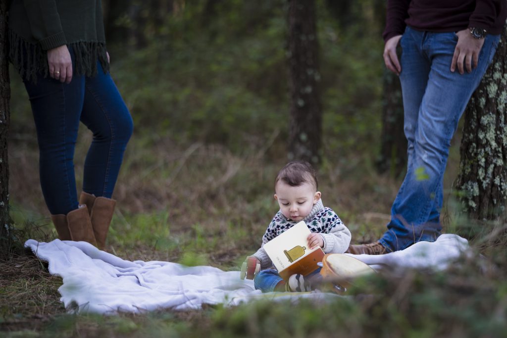 Fotografía bebé con papá y mamá bosque leyendo un libro diana fajardo a coruña