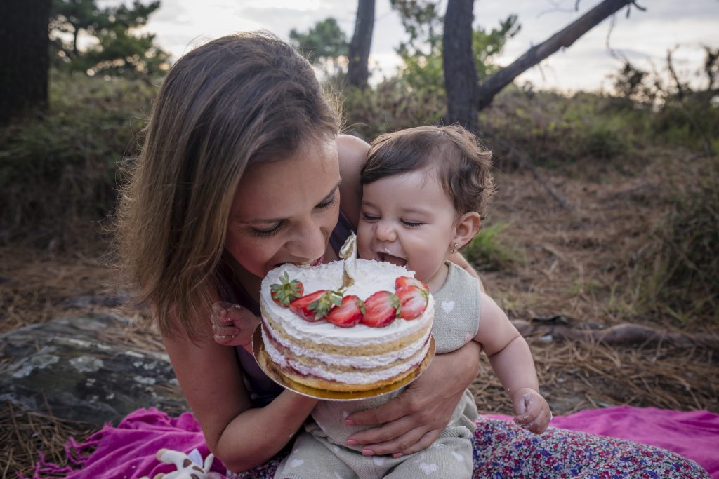 Fotografía familia tarta primer aniversario bebé mamá fresas con nata a coruña diana fajardo