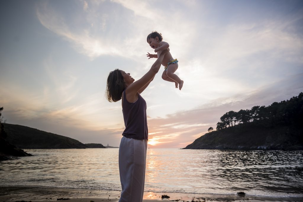 fotografía a coruña diana fajardo mama bebé playa puesta de sol