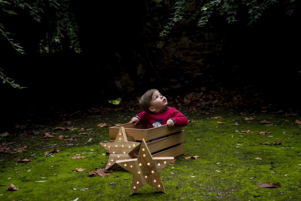 niño boque estrella caja rojo regalo navidad 2021 sesion fotografia a coruña