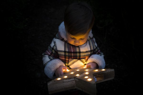 niño sentado luces estrella Navidad 2021 sesión fotográfica regalo original