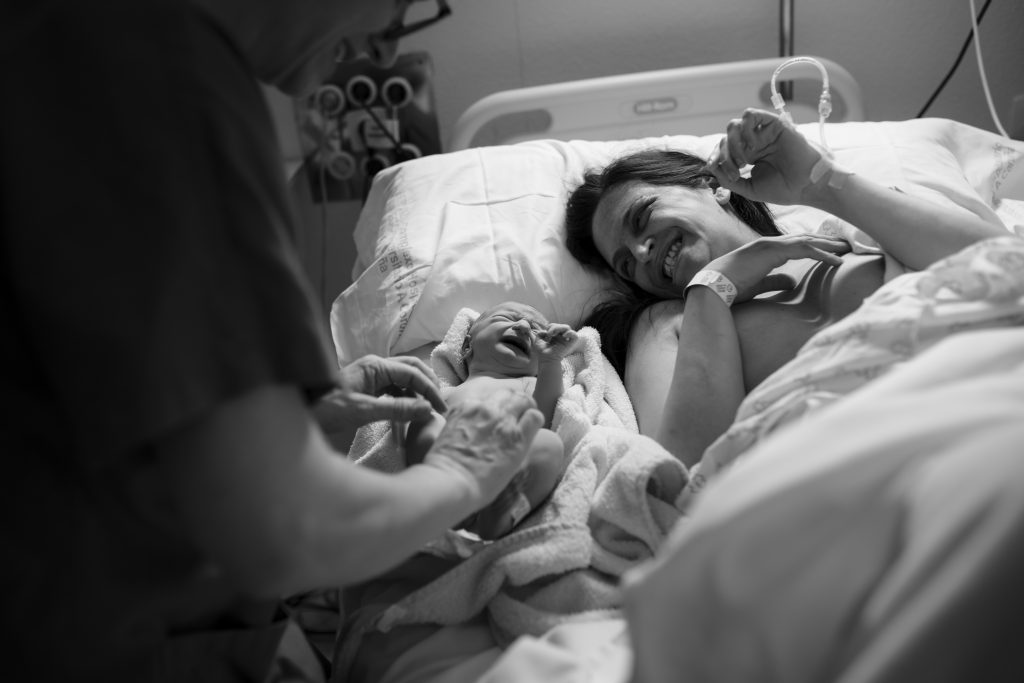 matrona bebé madre parto natural hospital