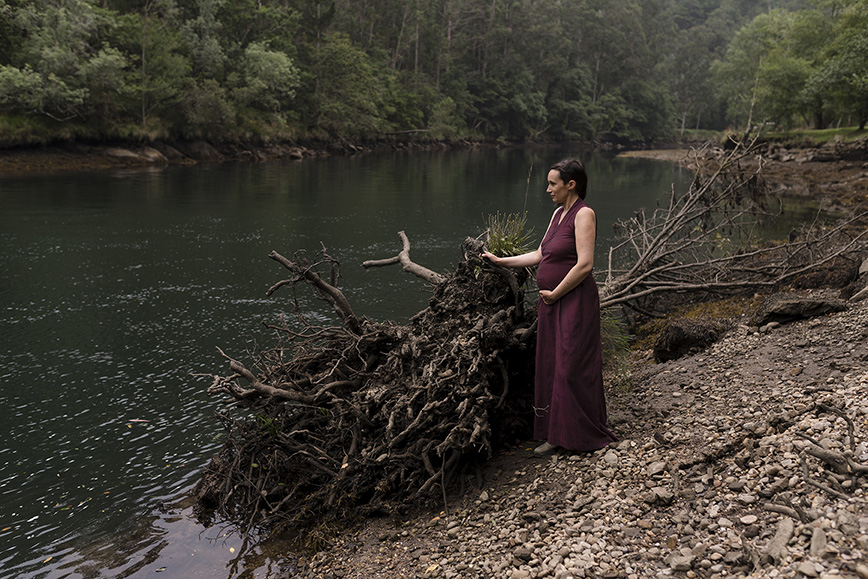 Diana Fajardo - sesión fotografía embarazo Coruña mujer embarazada río naturaleza vestido barriga árbol